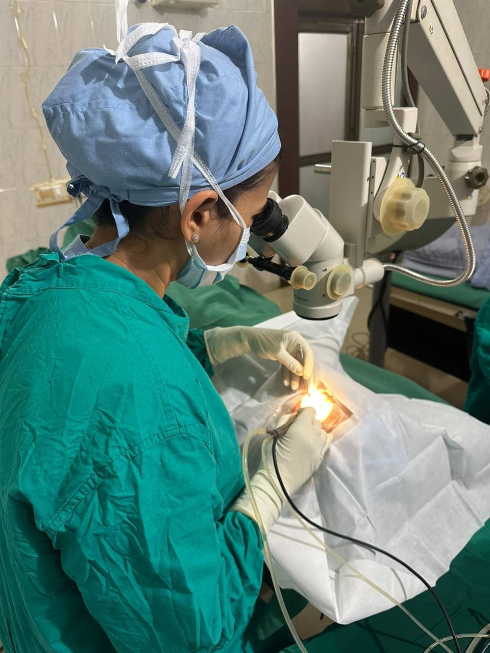 Dr. Neha Pawaskar performing cataract (phaco) surgery using an operating microscope
